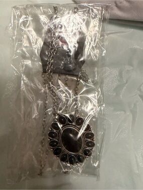 ‼️5 for $10‼️Silver-Tone Black Stone Floral Pendant Necklace